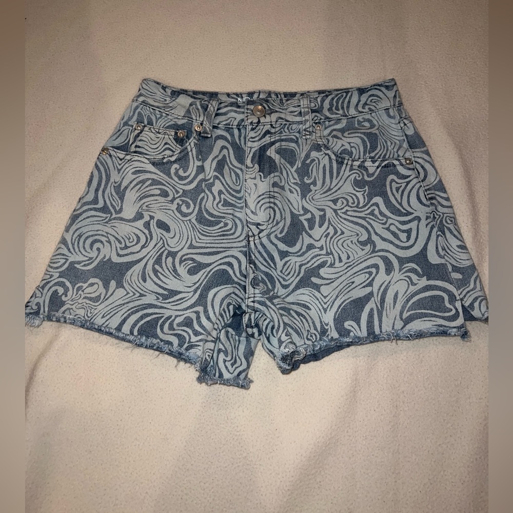 Retro High-Rise Shorts - Picture 2 of 3